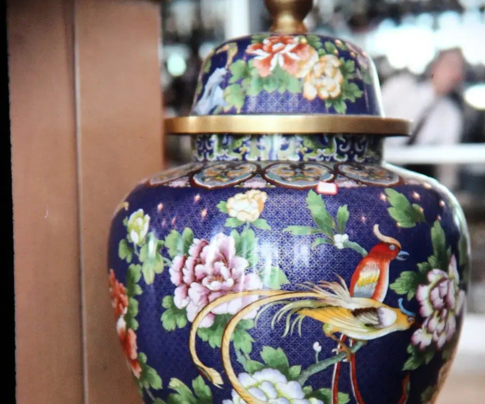 Eine Cloisonné-Vase mit Vögeln und Blumen