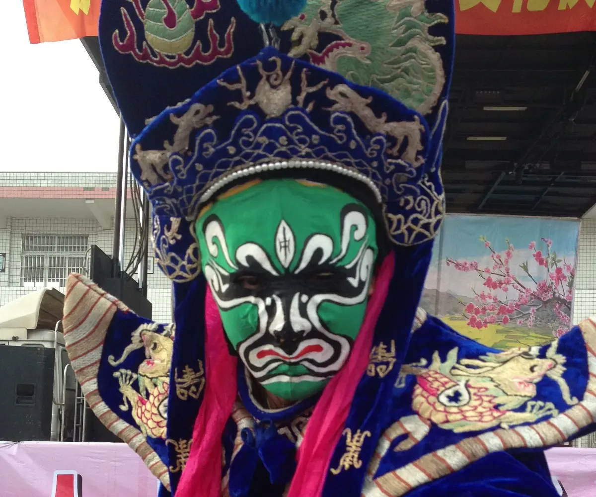 Ein Darsteller der Sichuan-Oper, der sein Gesicht verändert