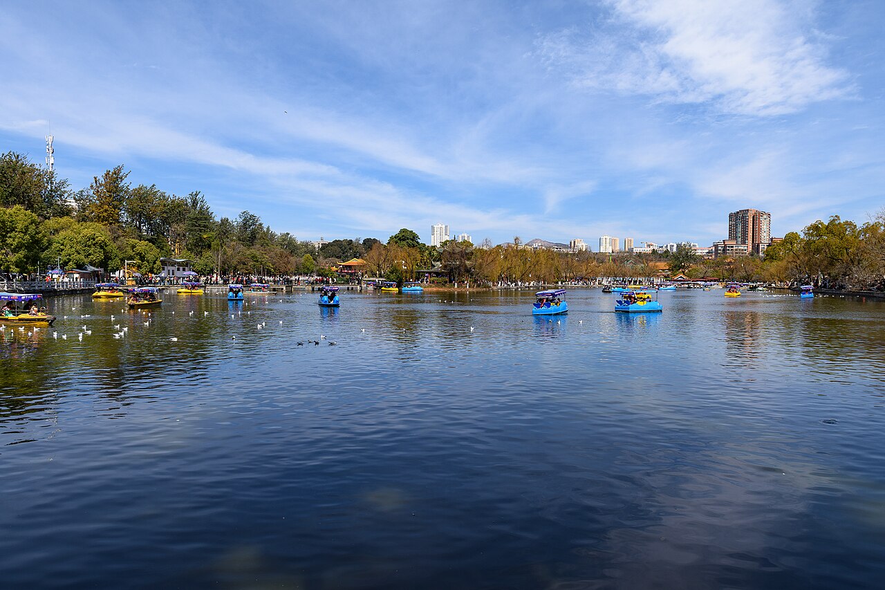 Lac et pavillons du parc du lac vert de Kunming