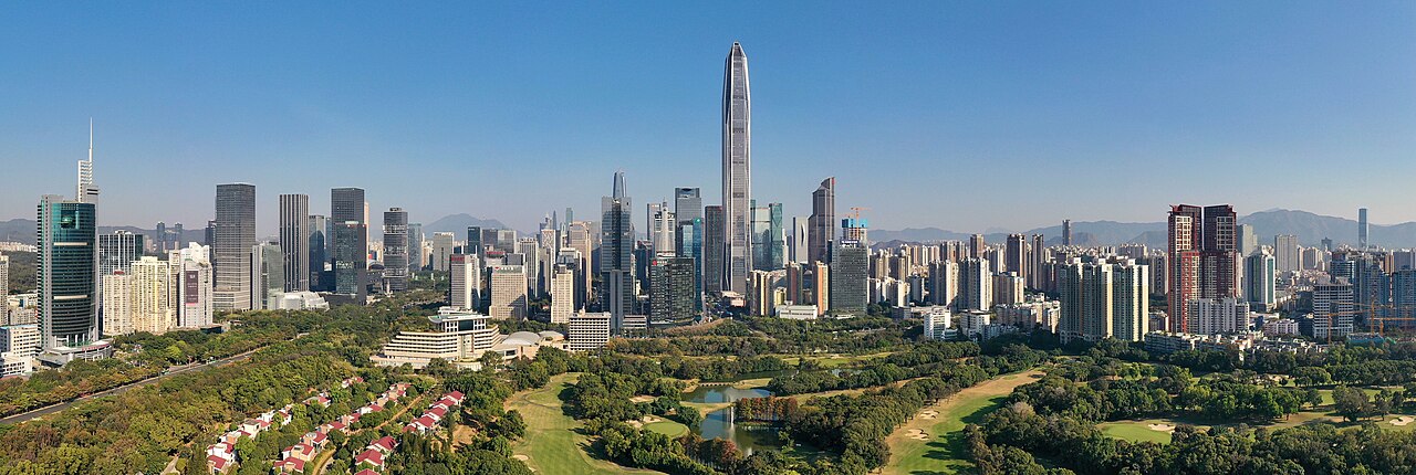 선전: 핑안 파이낸스 센터(Ping An Finance Center)가 있는 푸텐 스카이라인